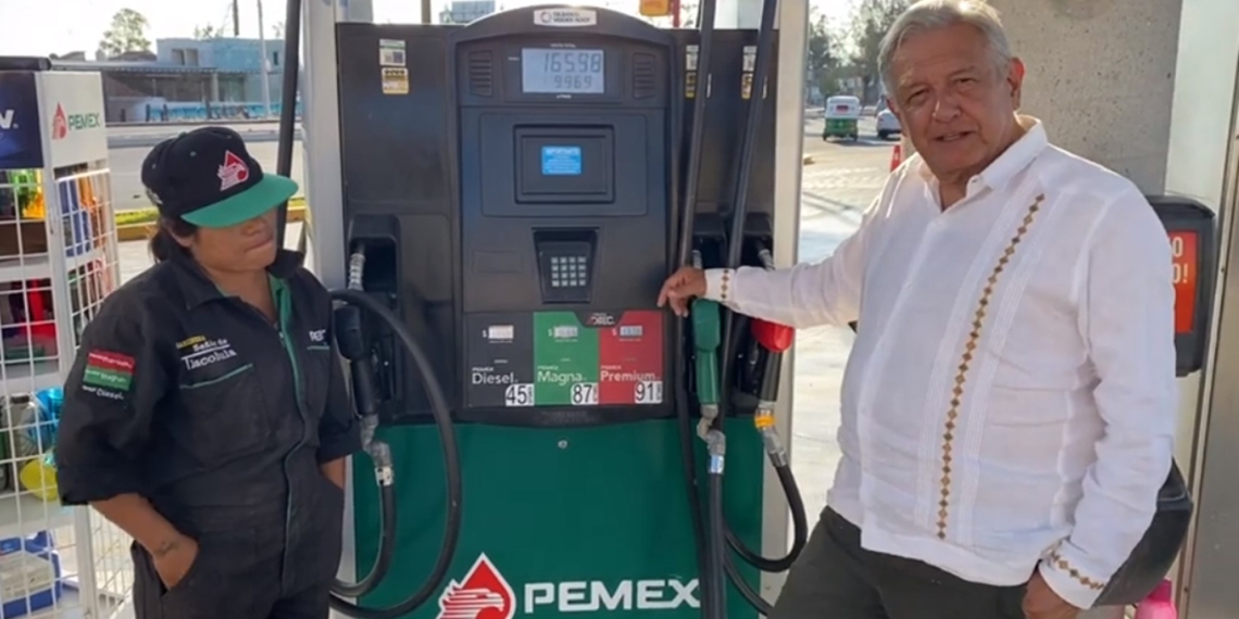 AMLO presume desde Oaxaca que bajó el precio de la gasolina