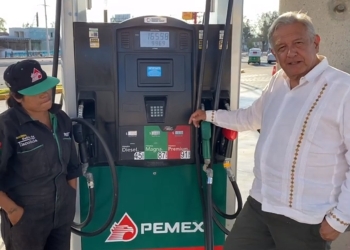 AMLO presume desde Oaxaca que bajó el precio de la gasolina
