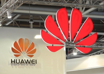 Trump promulga ley para sustituir equipos de Huawei