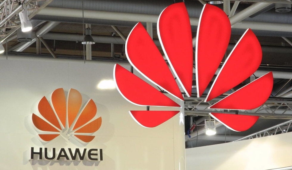 Trump promulga ley para sustituir equipos de Huawei