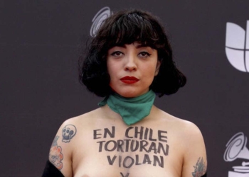 Mon Laferte participa en marcha feminista en la Ciudad de México