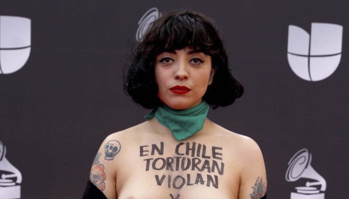Mon Laferte participa en marcha feminista en la Ciudad de México