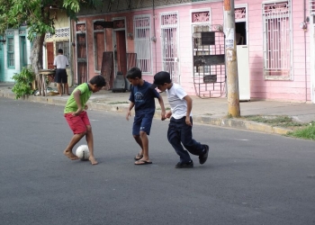 Multarán a padres que dejen salir a jugar a sus hijos