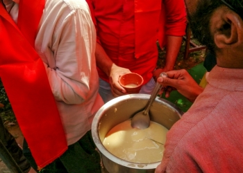 En la India beben orina de vaca para protegerse del coronavirus