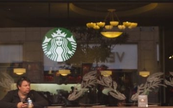 Piden dejar de comprar en Starbucks por pedir a sus empleados ausentarse sin pago ante crisis de COVID-19