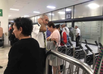 Aterriza avión de Italia en México; reportan dos enfermos