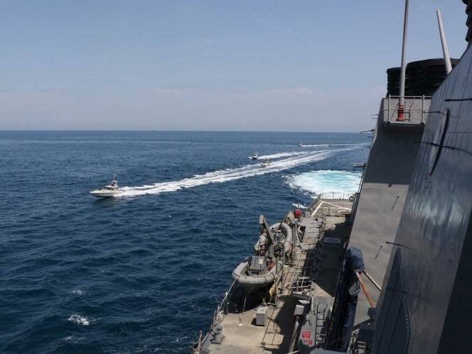 Ordena Trump destruir barcos iraníes que acosen a los de EU