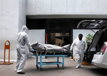 Le negaron a médico prueba de coronavirus dos veces y murió