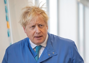 Boris Johnson sale del hospital tras ser internado por Covid-19