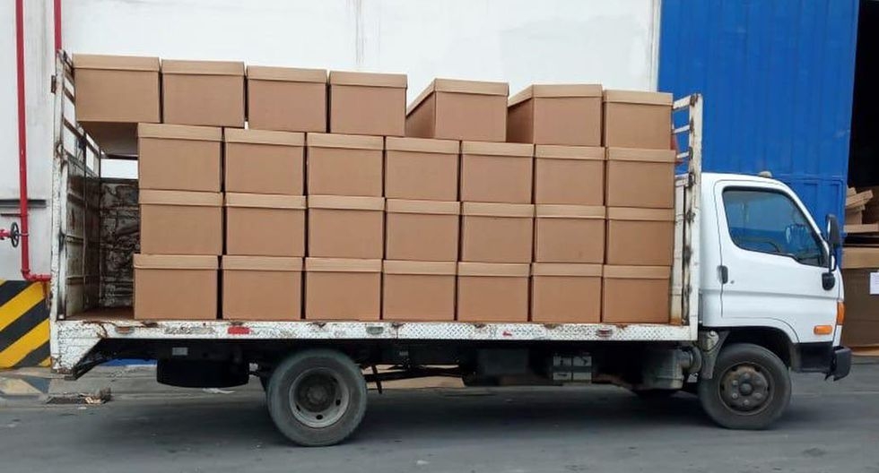 Reparten ataúdes de cartón para víctimas de la COVID-19 en Ecuador