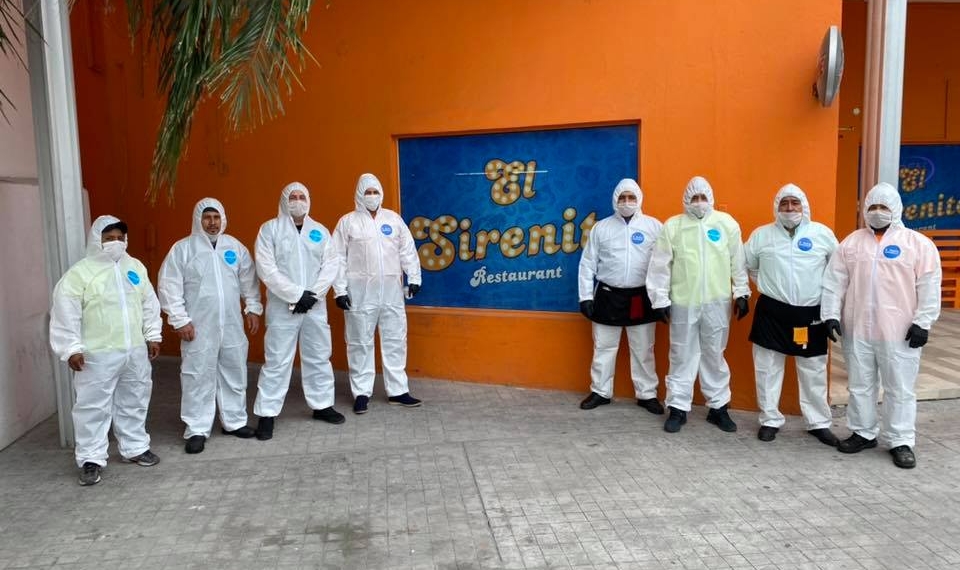 Restaurante en Tamaulipas “protege” a sus meseros con trajes especiales