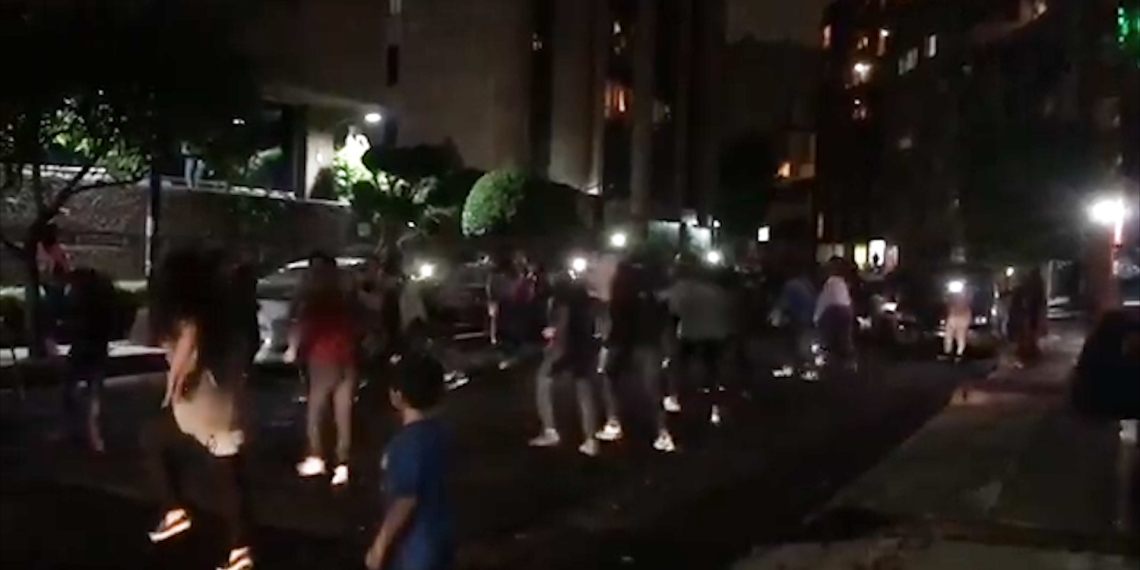 Rompen cuarentena para bailar Payaso del Rodeo en las calles
