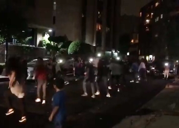 Rompen cuarentena para bailar Payaso del Rodeo en las calles