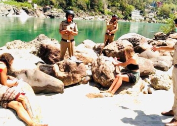 Turistas mexicanos en la India violan cuarentena y los castigan severamente