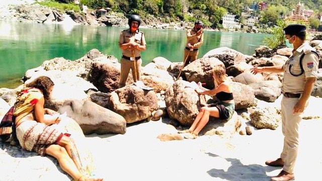 Turistas mexicanos en la India violan cuarentena y los castigan severamente