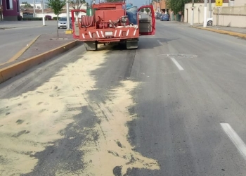 Detectan derrame de aceite sobre transitada avenida
