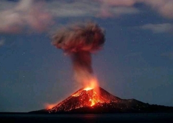 El volcán Krakatoa hace erupción en Indonesia