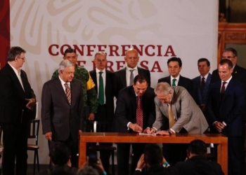 Firman convenio para que hospitales privados atiendan gratis casos de coronavirus