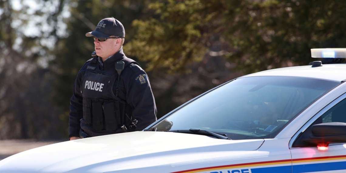 Hombre disfrazado de policía mata a 16 personas en Canadá
