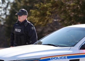 Hombre disfrazado de policía mata a 16 personas en Canadá