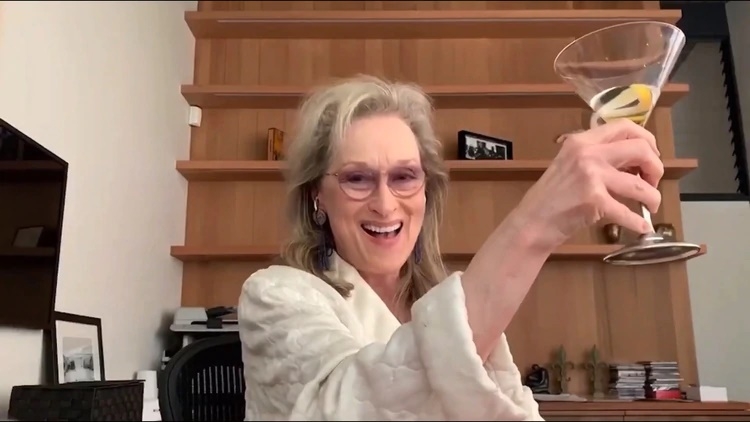 Meryl Streep se hace viral por ‘emborracharse’ con sus amigas en la cuarentena