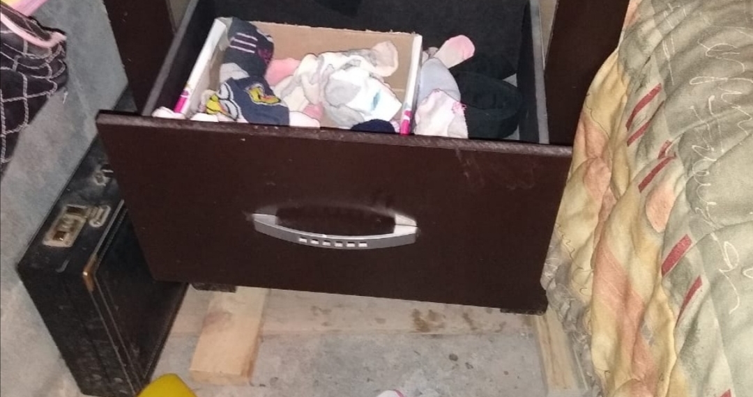 Desordenan casa a punta de pistola