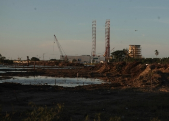 Tras caída del petróleo, piden en redes cancelar Dos Bocas