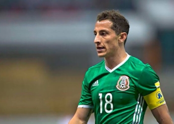 Andrés Guardado dona material médico a un hospital en Guadalajara