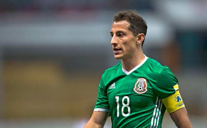 Andrés Guardado dona material médico a un hospital en Guadalajara