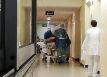 Ante falta material hospitalario, médicos usan bolsas de plástico para protegerse