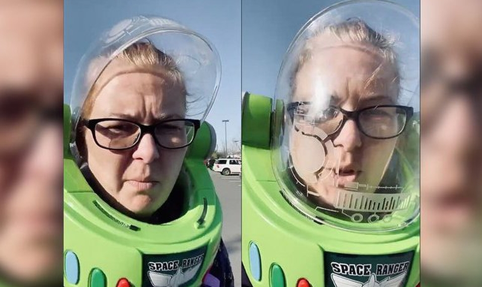 Mujer usa casco de Buzz Lightyear para ir al supermercado