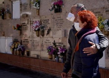 Ponen en cuarentena a ciudad italiana que celebró funeral en crisis de covid-19