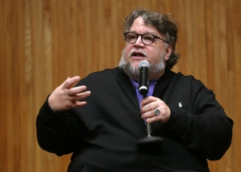 Investigan a policías en Jalisco tras reclamo de Guillermo del Toro