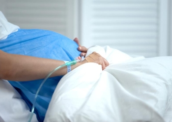 Mujer de 25 años con COVID-19 muere tras dar a luz en Chihuahua