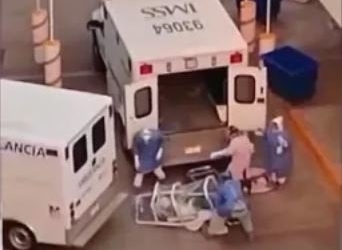 Se les cae de la camilla paciente con Covid-19 en hospital del IMSS