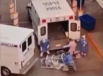 Se les cae de la camilla paciente con Covid-19 en hospital del IMSS