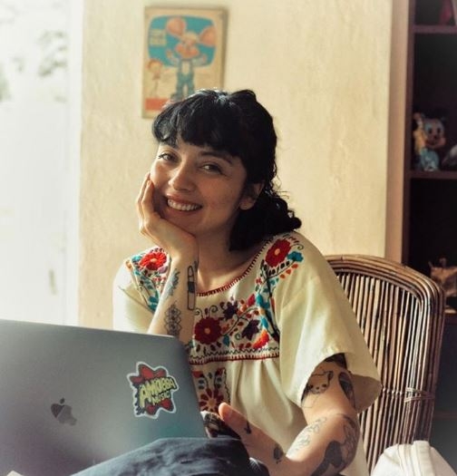 Mon Laferte promociona su nuevo sencillo desde su casa