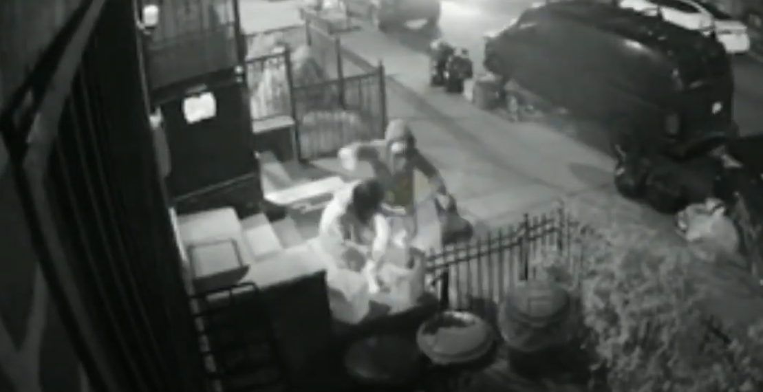 Hombre rocía ácido a una mujer en NY