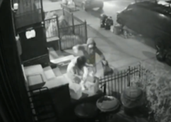 Hombre rocía ácido a una mujer en NY