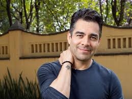 Omar Chaparro se suma al reto y hace el challenge de Jennifer Lopez