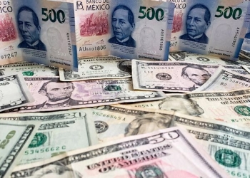 Peso pierde tras caída del petróleo e inicio de Fase 3; dólar se vende en $24.70