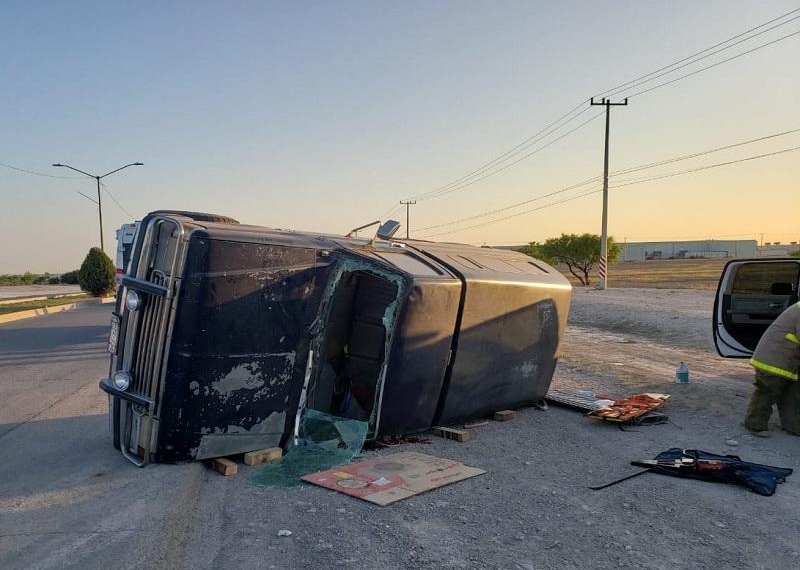 Sexagenario resulta lesionado en volcadura
