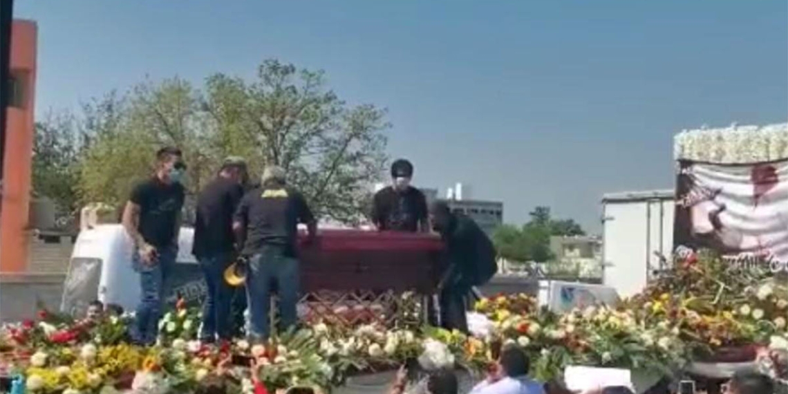 Miles abarrotan calles para despedir al cantante del ‘Grupo Flash’