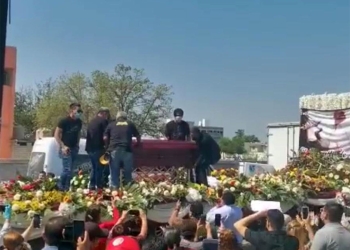 Miles abarrotan calles para despedir al cantante del ‘Grupo Flash’