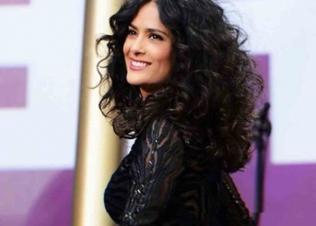 Fortuna de Salma Hayek supera a la de la reina Isabel II