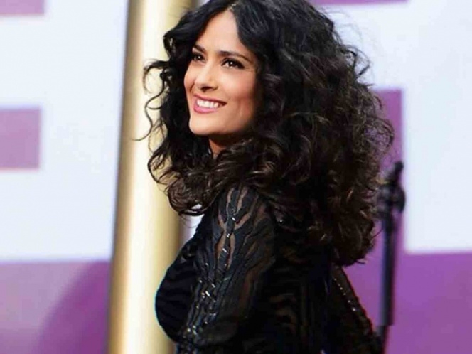 Fortuna de Salma Hayek supera a la de la reina Isabel II