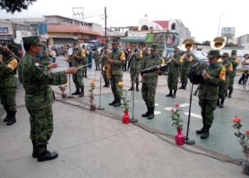 Llevan militares mañanitas a hospitales del ISSSTE