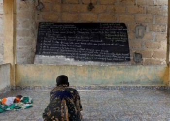 Con un pizarrón público dan clases ‘a distancia’ en Nigeria