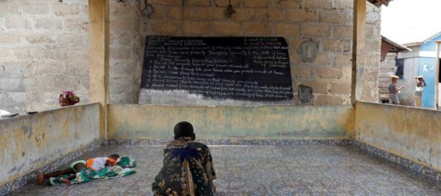 Con un pizarrón público dan clases ‘a distancia’ en Nigeria