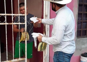 Acusan a morenista de regalar plátanos pues asegura que curan el Covid-19